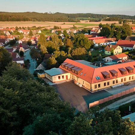 Penzion A Restaurace Zlatovlaska U Zamku Cervena Lhota Jizna Zewnętrze zdjęcie