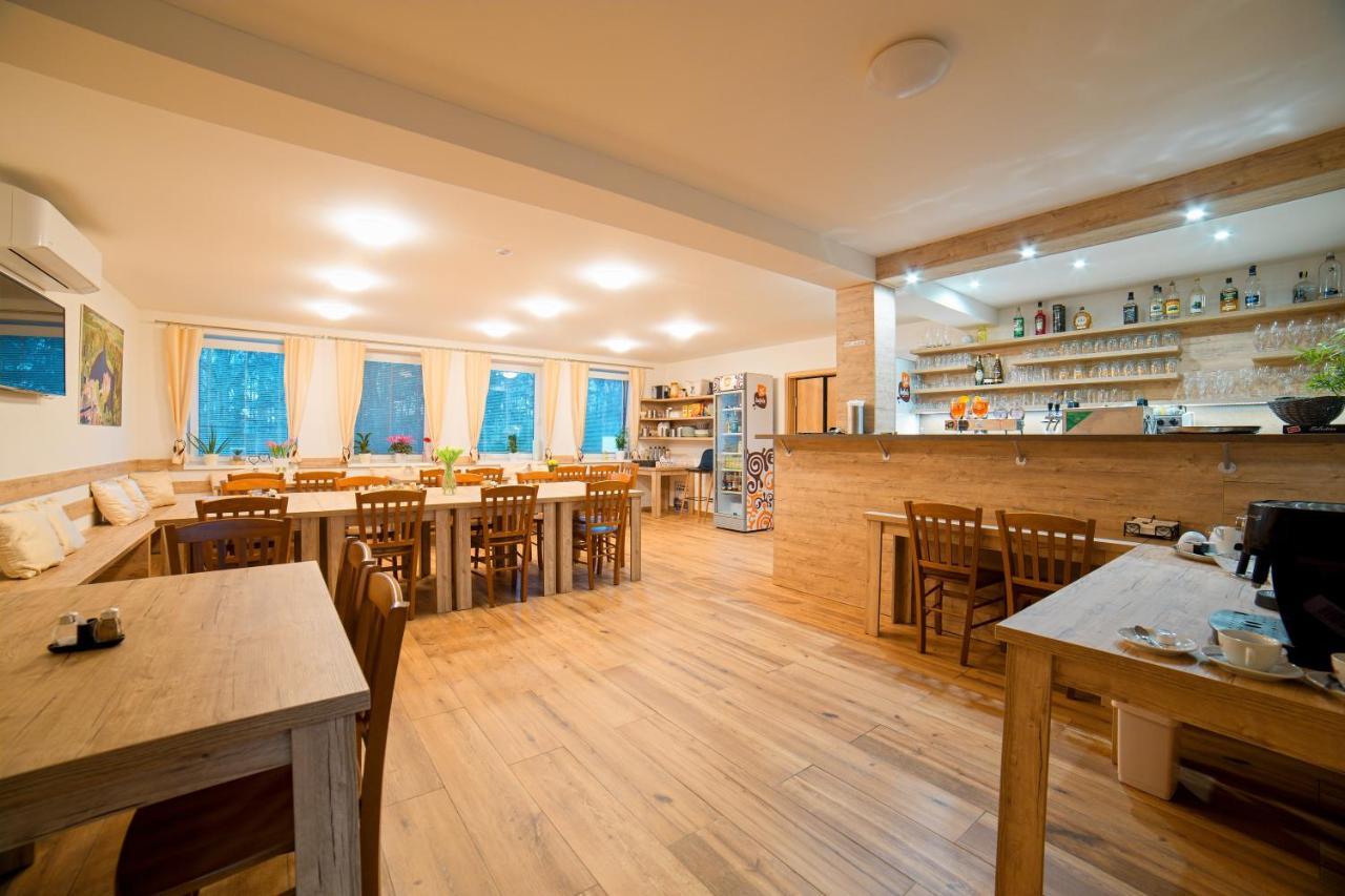 Penzion A Restaurace Zlatovlaska U Zamku Cervena Lhota Jizna Zewnętrze zdjęcie