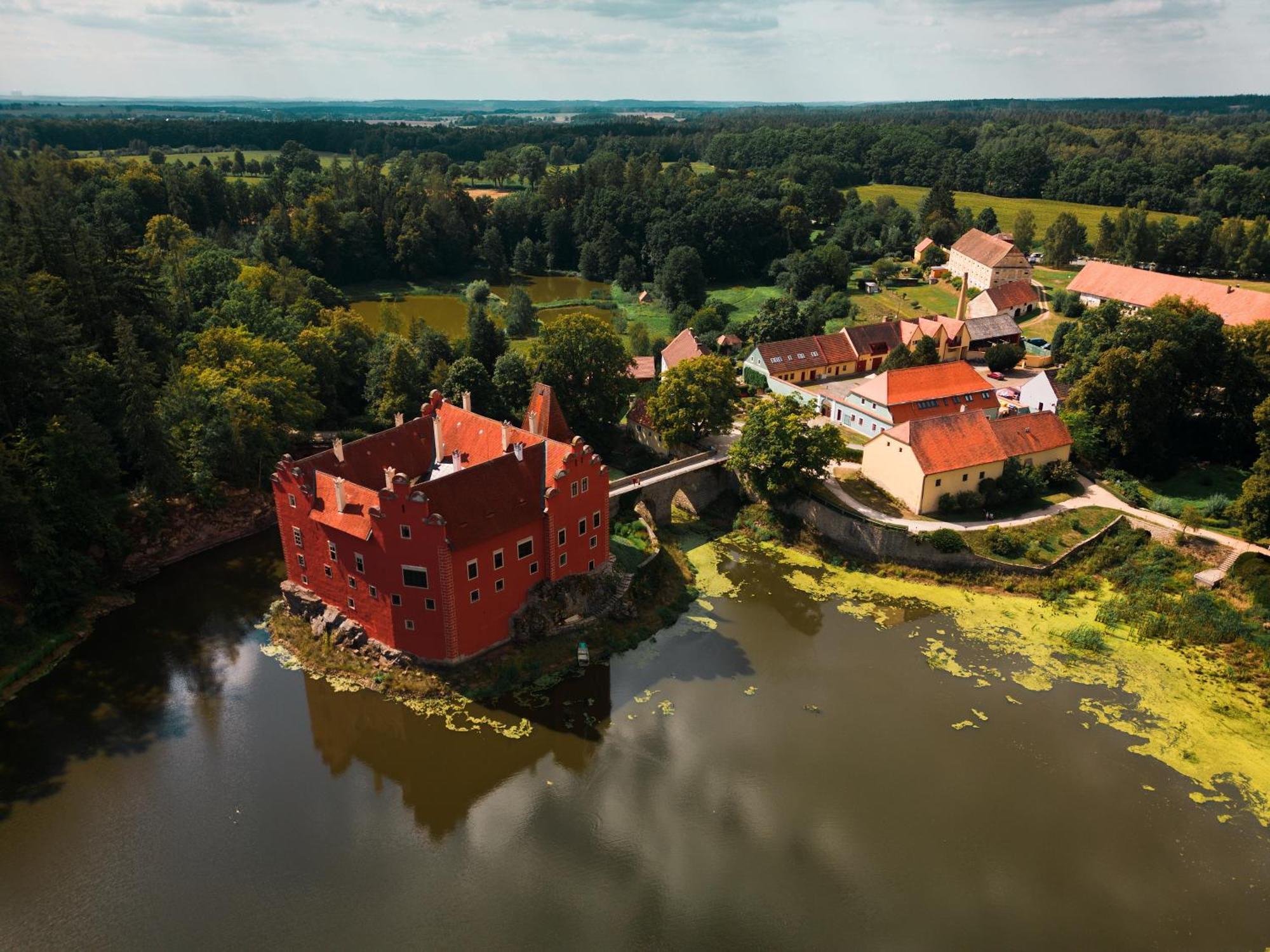 Penzion A Restaurace Zlatovlaska U Zamku Cervena Lhota Jizna Zewnętrze zdjęcie