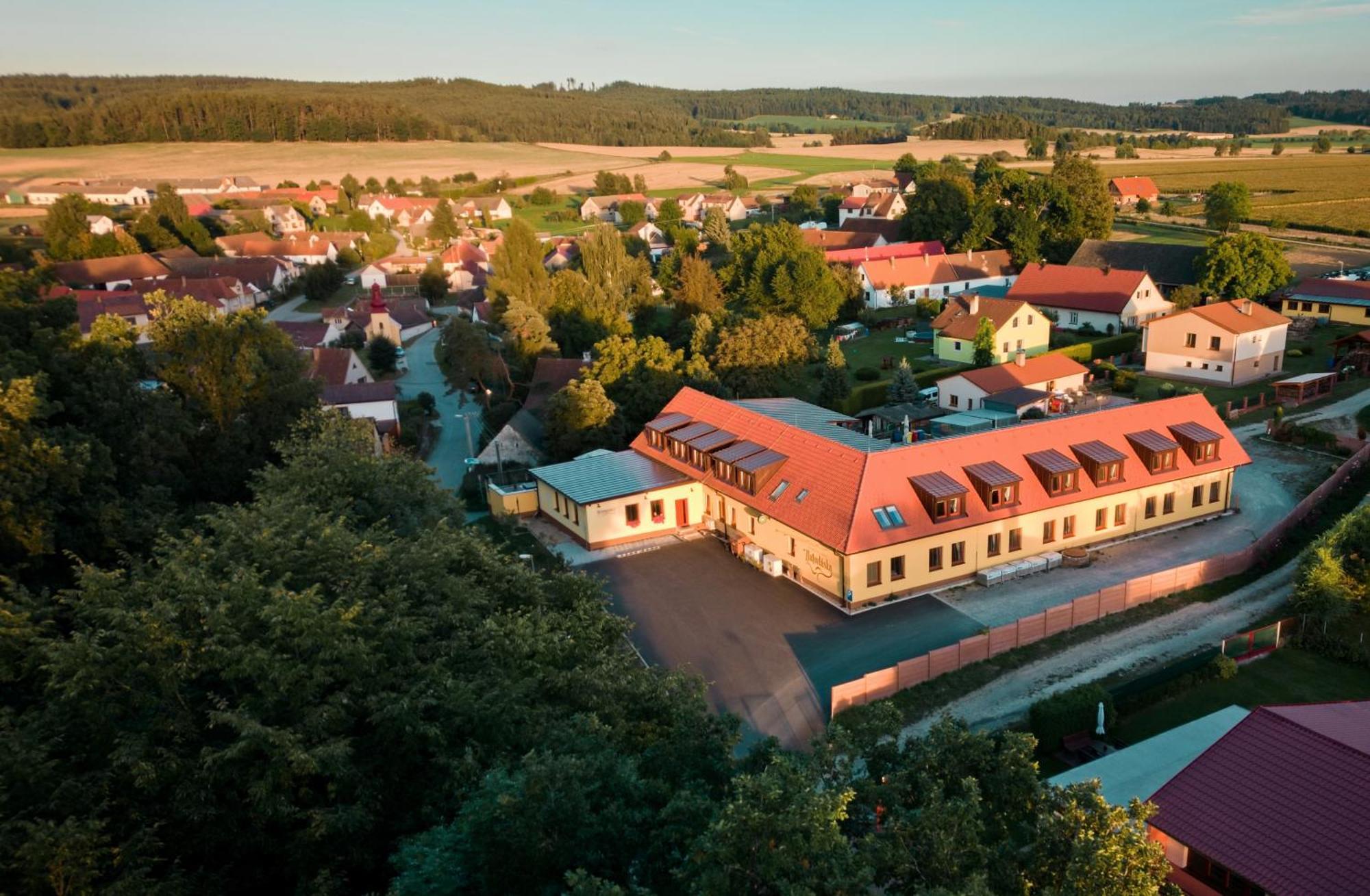 Penzion A Restaurace Zlatovlaska U Zamku Cervena Lhota Jizna Zewnętrze zdjęcie