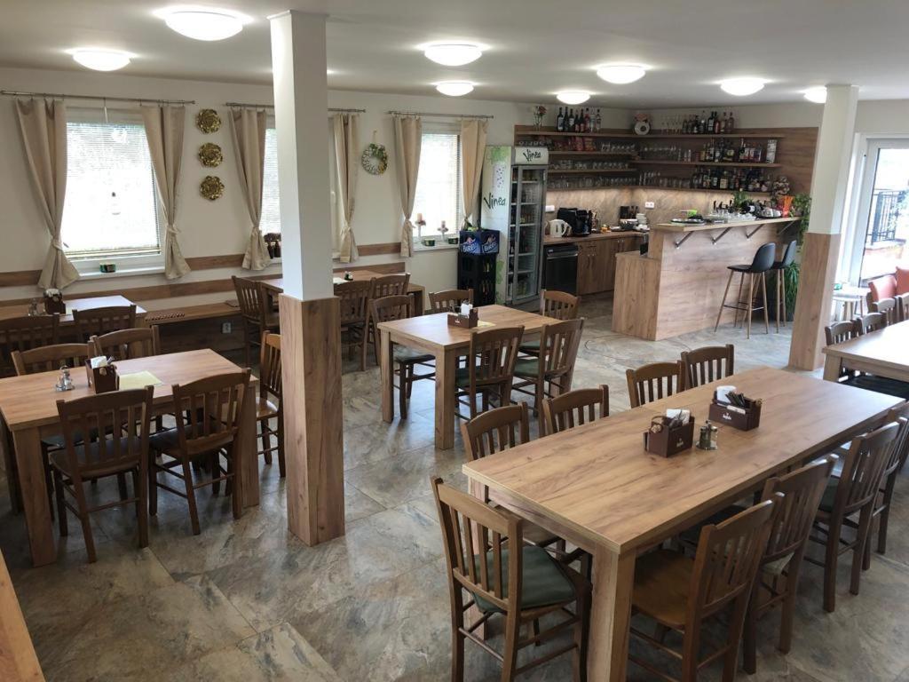 Penzion A Restaurace Zlatovlaska U Zamku Cervena Lhota Jizna Zewnętrze zdjęcie