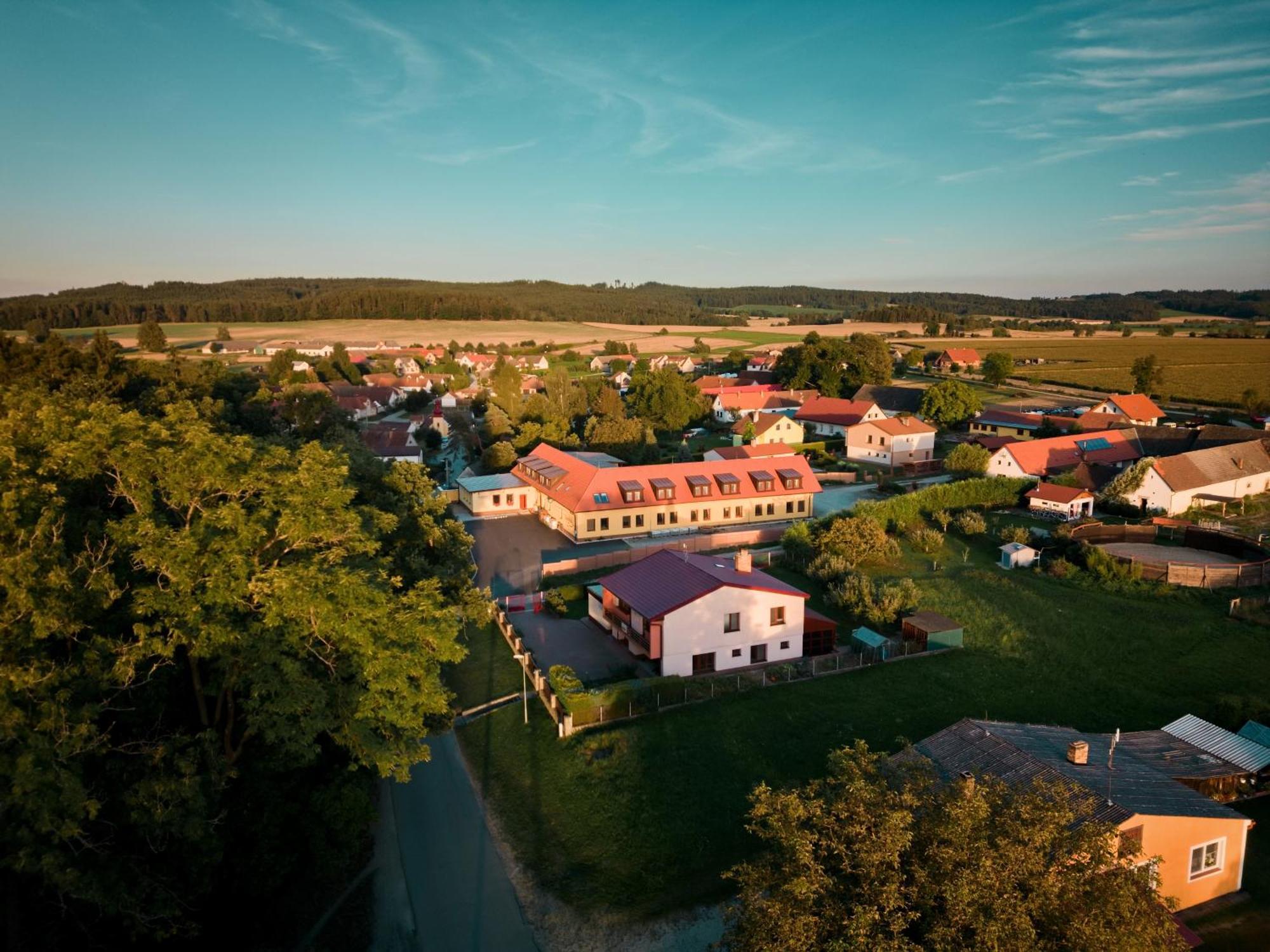 Penzion A Restaurace Zlatovlaska U Zamku Cervena Lhota Jizna Zewnętrze zdjęcie
