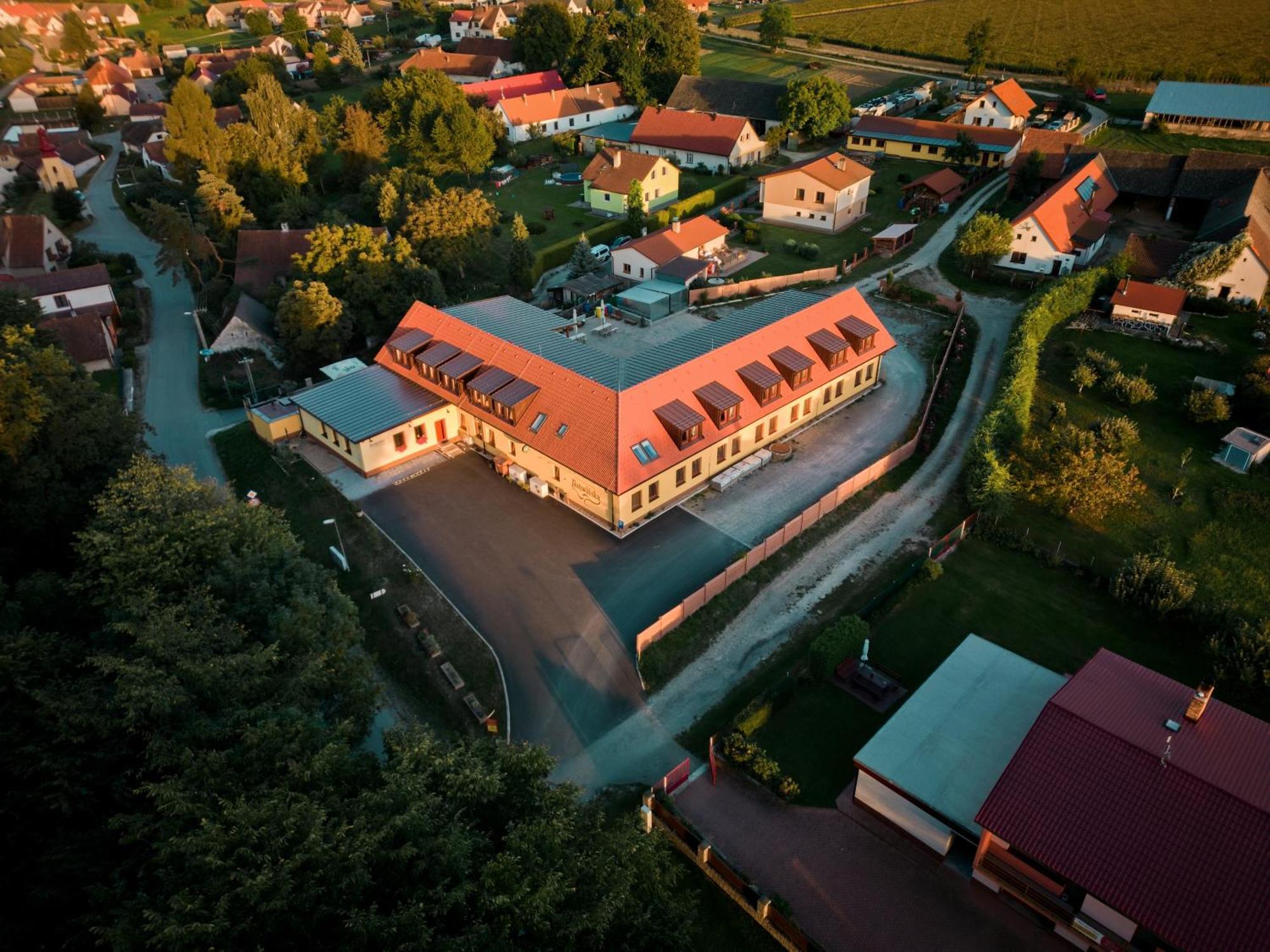 Penzion A Restaurace Zlatovlaska U Zamku Cervena Lhota Jizna Zewnętrze zdjęcie