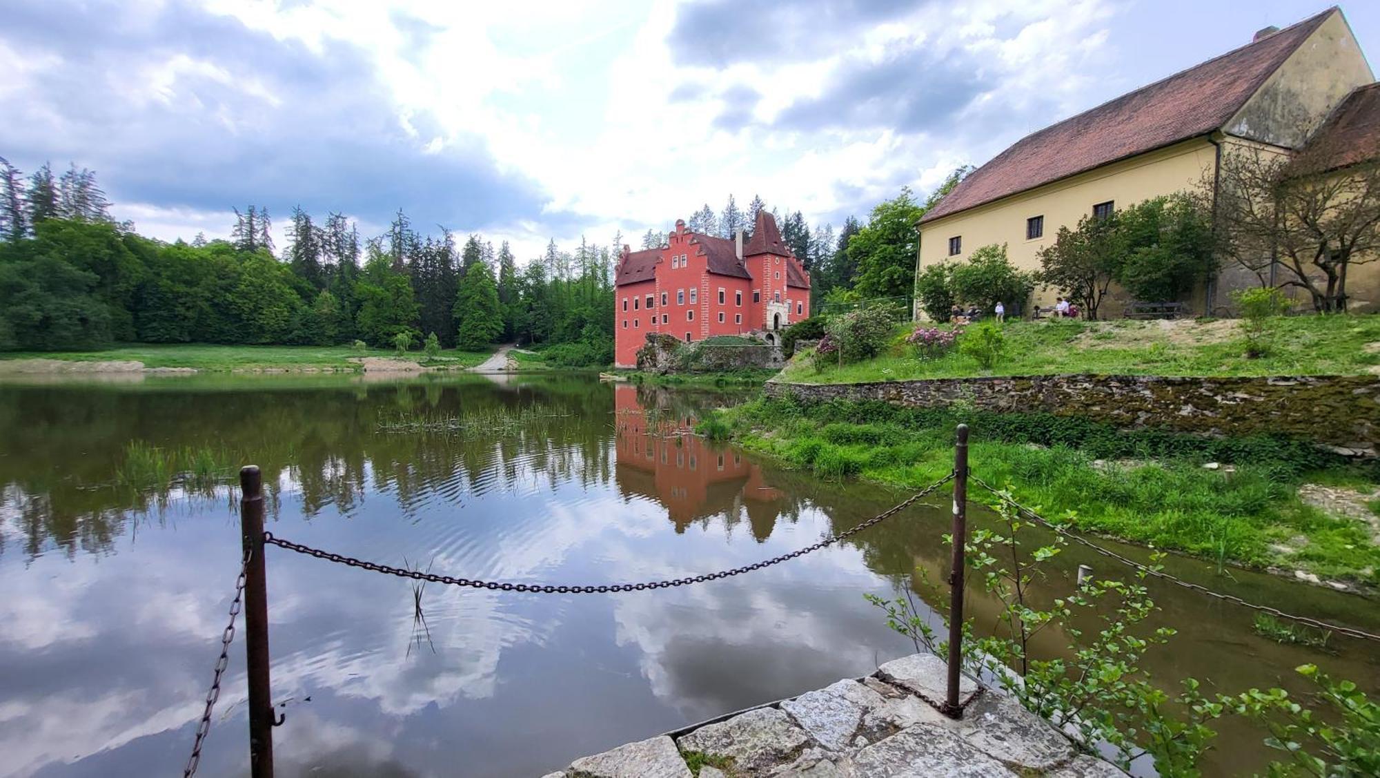 Penzion A Restaurace Zlatovlaska U Zamku Cervena Lhota Jizna Zewnętrze zdjęcie