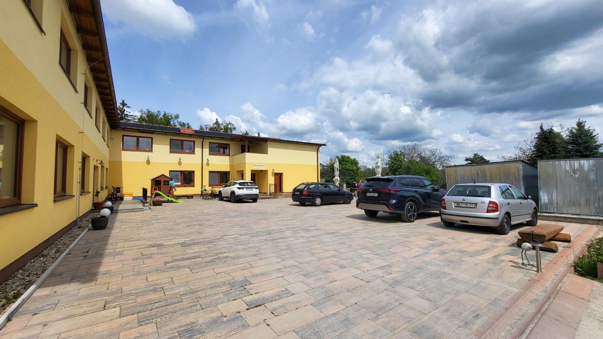 Penzion A Restaurace Zlatovlaska U Zamku Cervena Lhota Jizna Zewnętrze zdjęcie