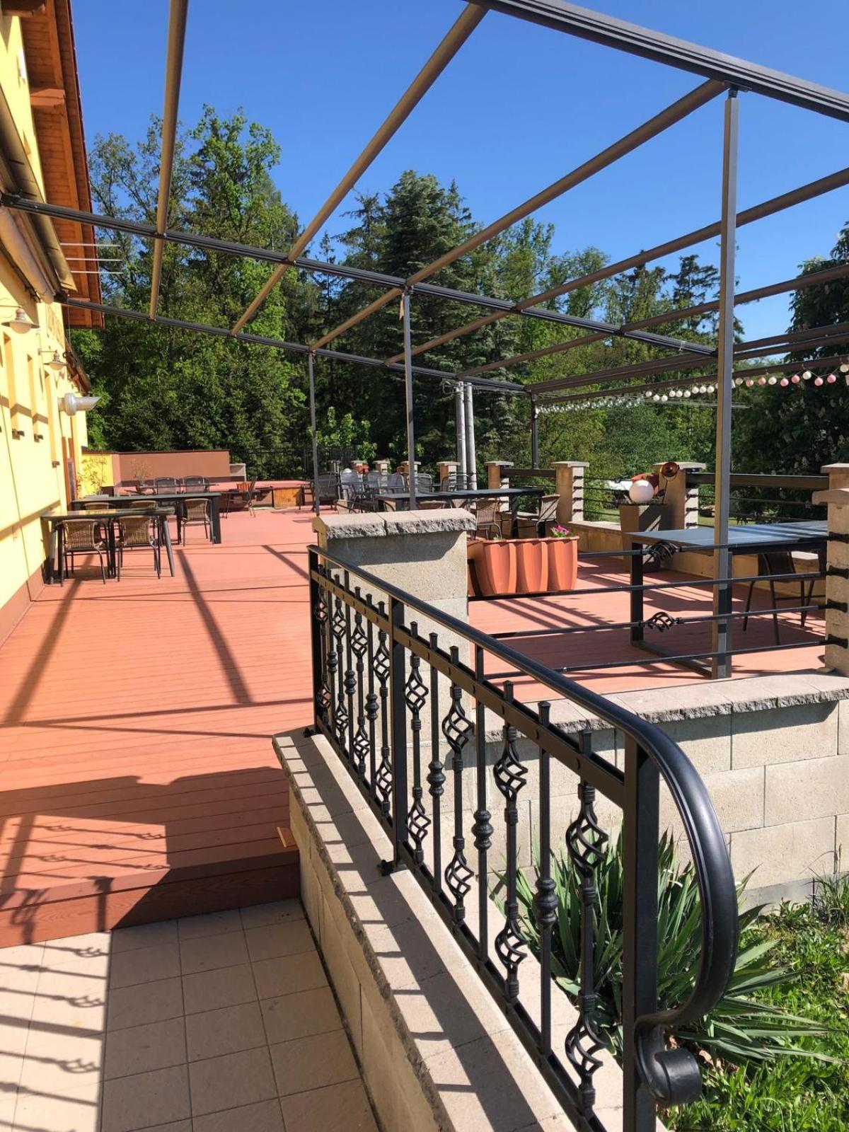 Penzion A Restaurace Zlatovlaska U Zamku Cervena Lhota Jizna Zewnętrze zdjęcie